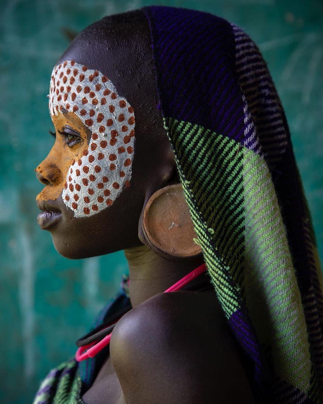  埃塞俄比亚奥莫河谷的女孩，来自摄影师Derrick Bryson。 