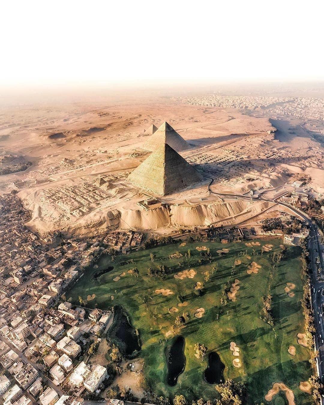  俯瞰金字塔，来自摄影师Matias Derada。 
