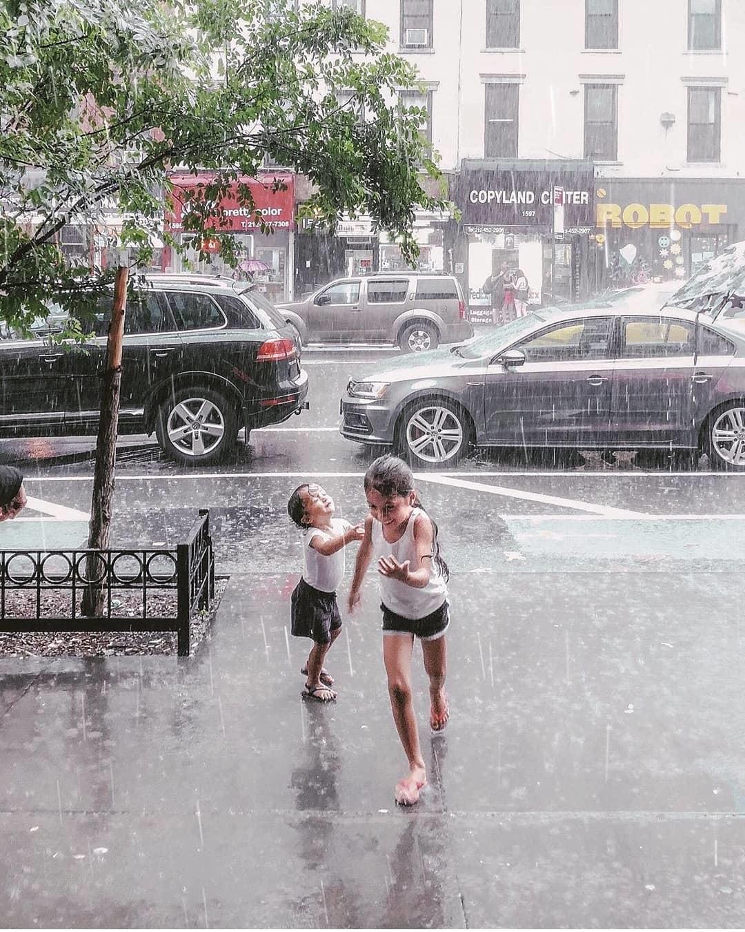 雨天街头淋雨的孩子，来自摄影师Zahava。 