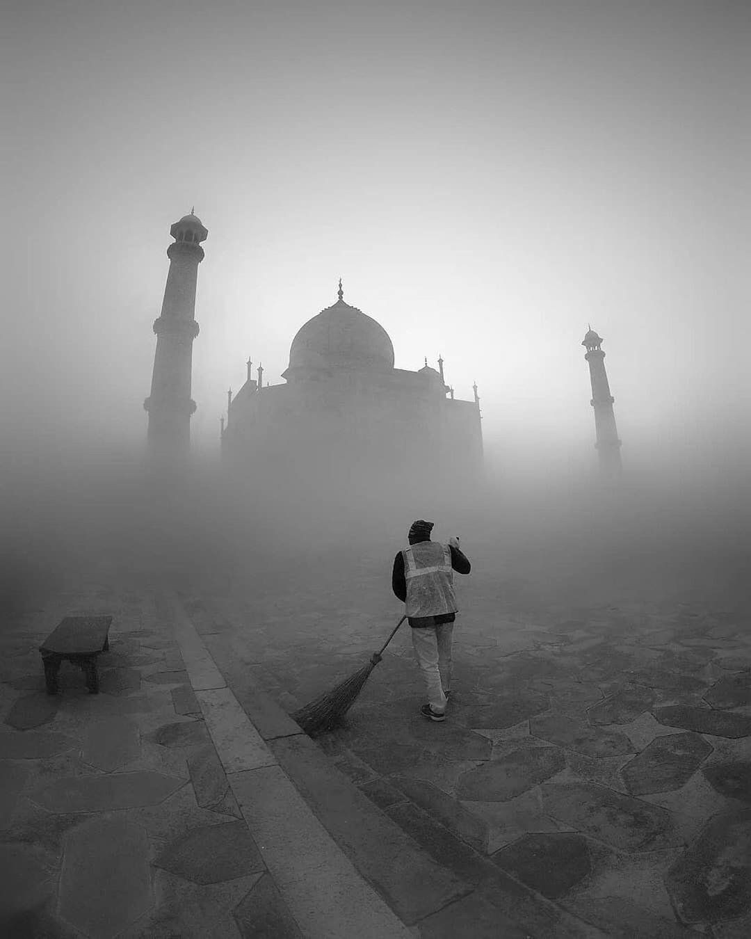  泰姬陵前的清洁工，来自摄影师Abbas Baig。 