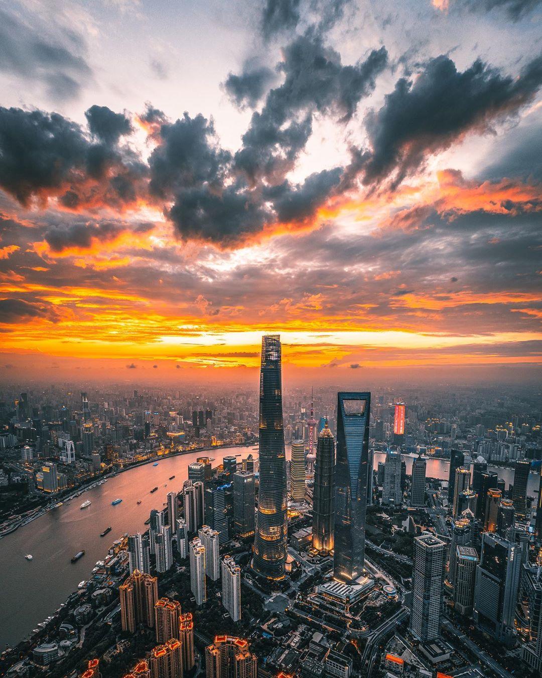  黄昏下的上海陆家嘴，来自摄影师ShalLwe。 