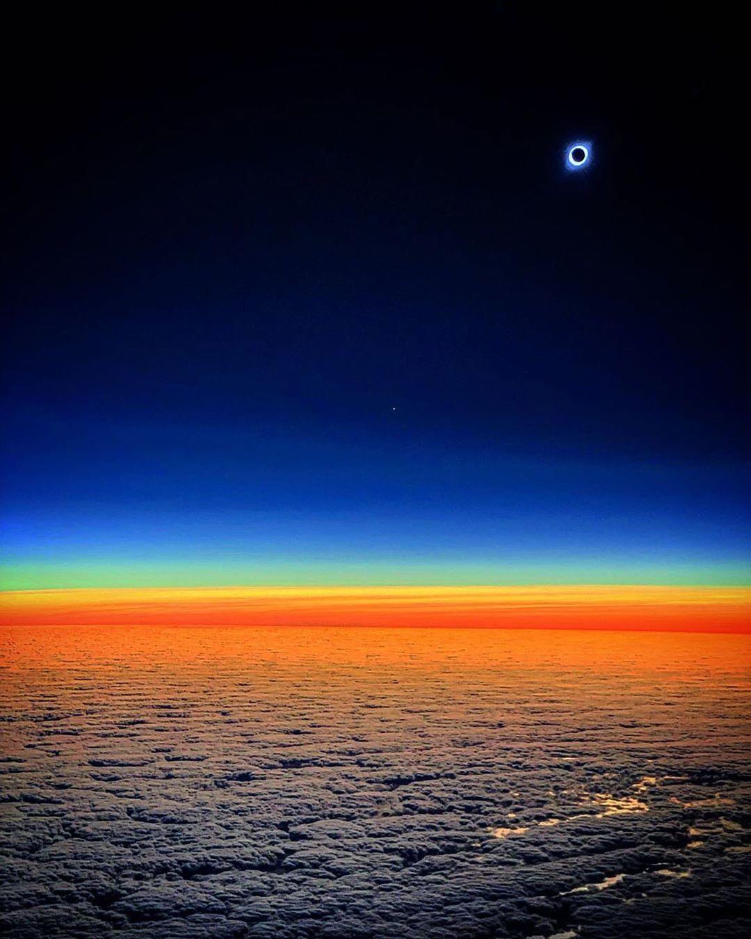  云层之上，2019年的日全食，来自摄影师Pancho Saavedra。 