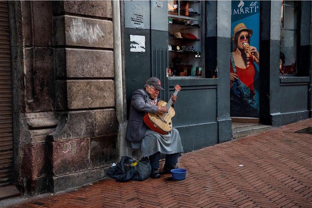  厄瓜多尔基多街头弹吉他的人，来自摄影师Steve McCurry。 
