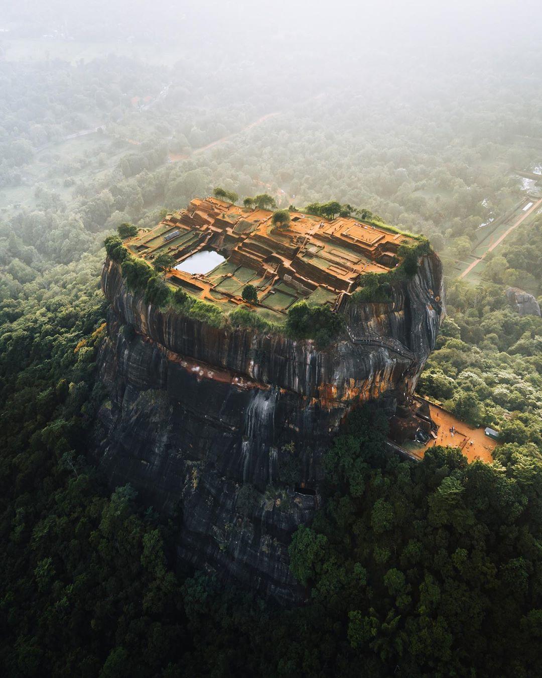  斯里兰卡锡吉里耶岩石上的城堡，来自摄影师Jordan Hammond。 
