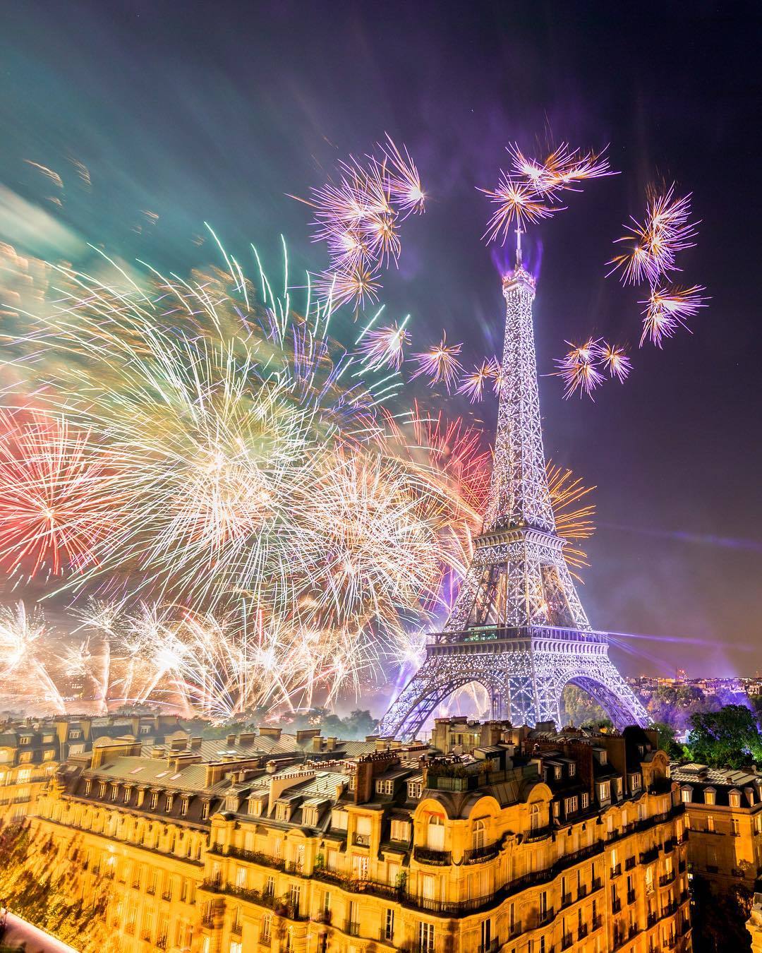  法国国庆日下的埃菲尔铁塔，来自摄影师Loic Lagarde。 