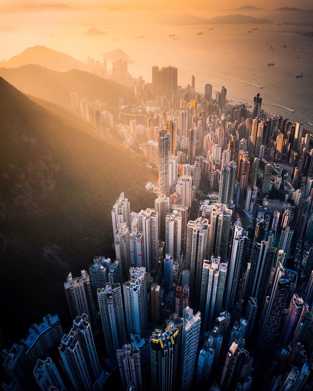  晨光中的香港，来自摄影师Mike Meyers。 