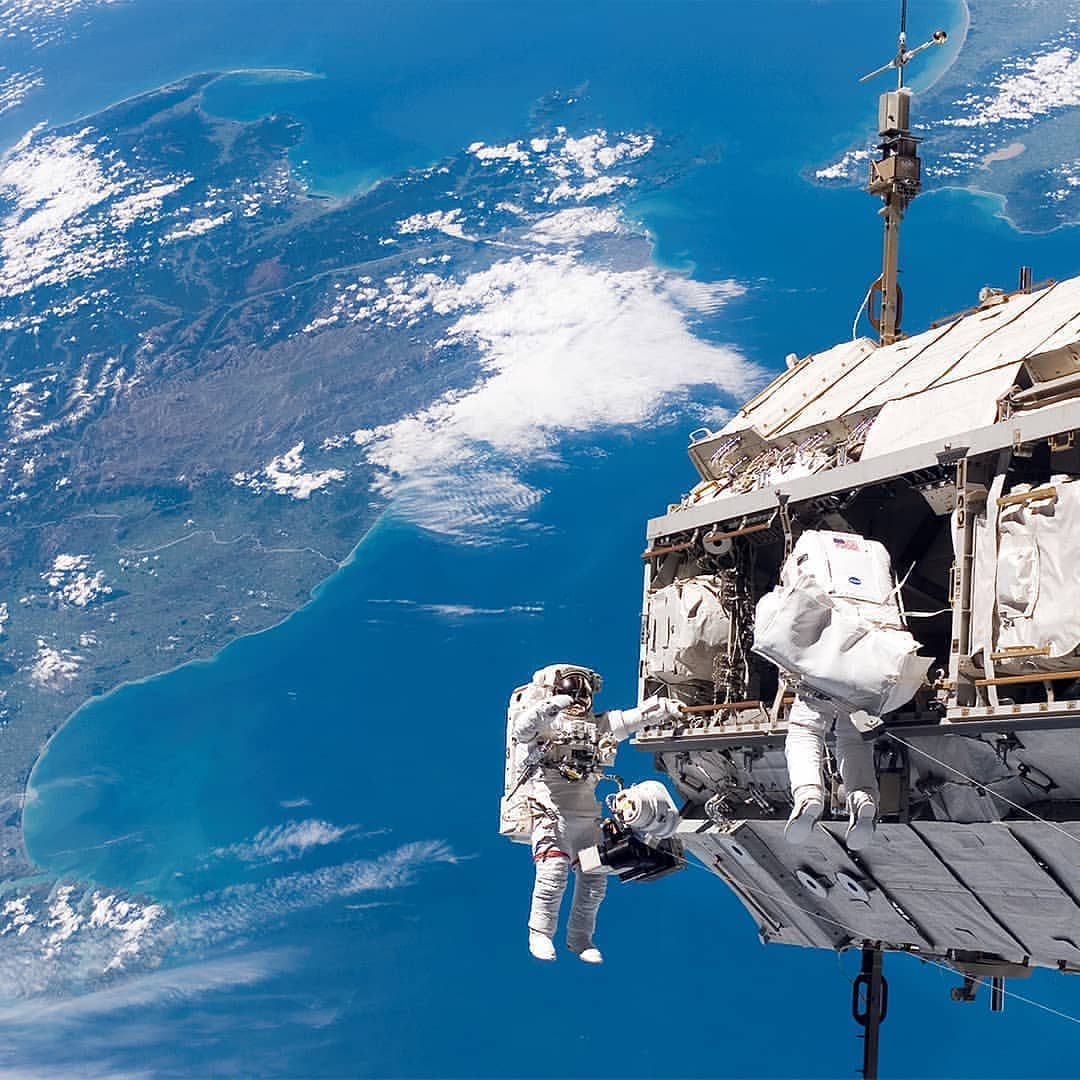  在国际空间站外执行任务的宇航员，下方是新西兰，来自NASA。 