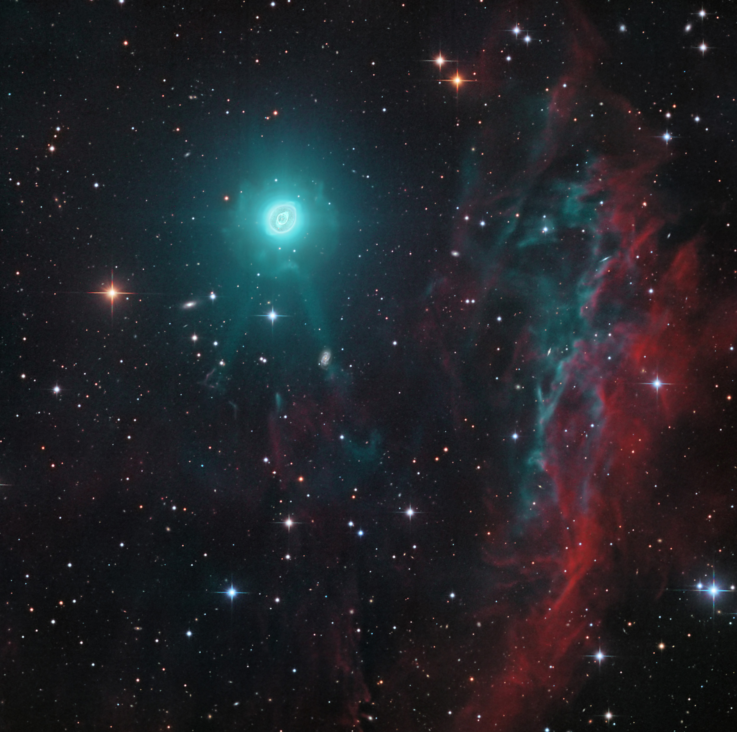  2019年8月2日<br />木魂星雲的外暈 <br />影像提供與版權: CHART32 Team, 影像處理: Johannes Schedler / Volker Wendel <br />說明: NGC 3242的特寫影像證實，它是個由垂死類太陽恆星拋出的外層氣殼，擁有木魂星雲的花俏名號。 而在這幅遠眺長蛇座方向的銀河繁星和背景星系的深空大視野望遠鏡影像裡，這團位在左上角的美麗行星狀星雲，帶著罕見的外暈。 來自星雲中心的白矮星，發出強烈但不可見的紫外輻射，激發星雲輻射出幻影般的可見光。 <br /> 