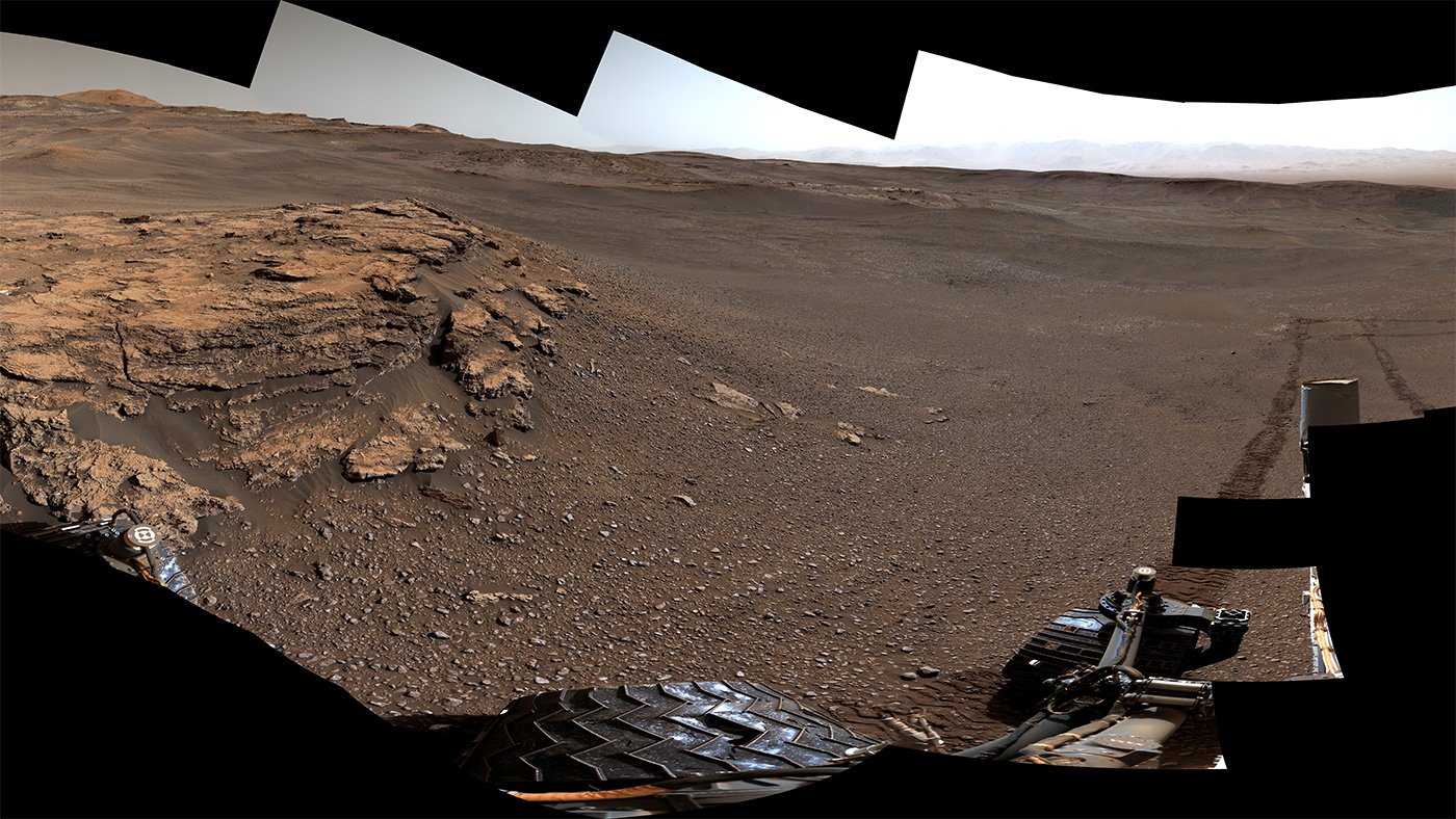  2019年8月9日<br />好奇號在青色山脊 <br />影像提供: NASA, JPL-Caltech, MSSS, Curiosity Mars Rover <br />說明: 這片從好奇號火星車目前所在的青色山脊（Teal Ridge）往外眺望的景觀，是一幅360度環景的一部分。 這片拼接景觀，是由這部火星車的桅桿相機攝於地球曆2019年6月18日。 這個日期，對應這部火星車在火星表面的第2,440個火星日（sol 2440）。 <br /> 