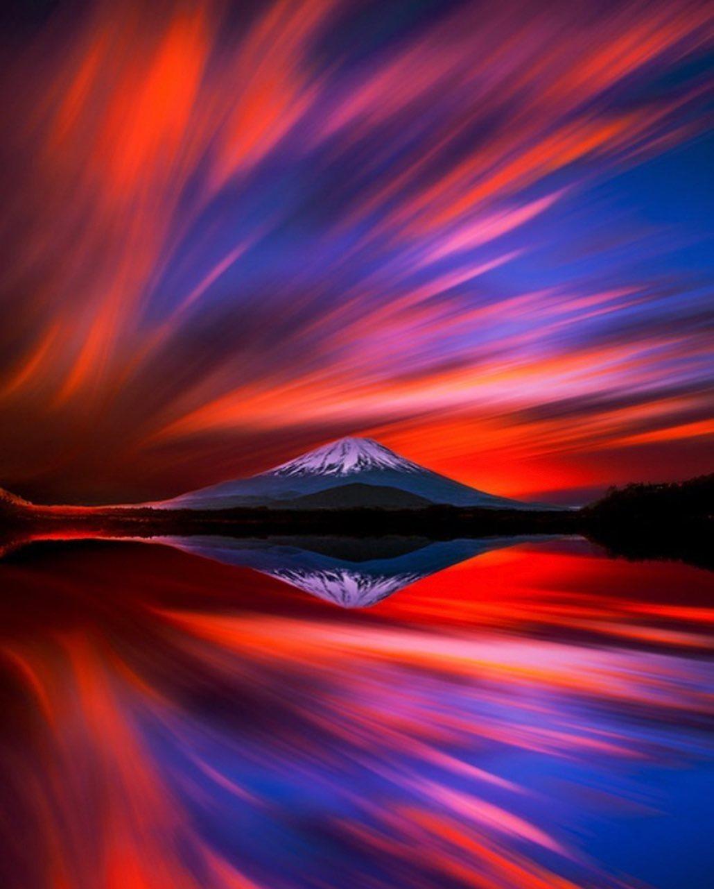  长曝光日落下的富士山，来自摄影师Puraten10。 