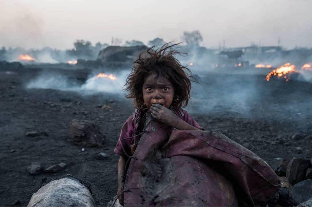  印度加里亚煤田的偷煤贼，来自摄影师Ashley Crowther。 