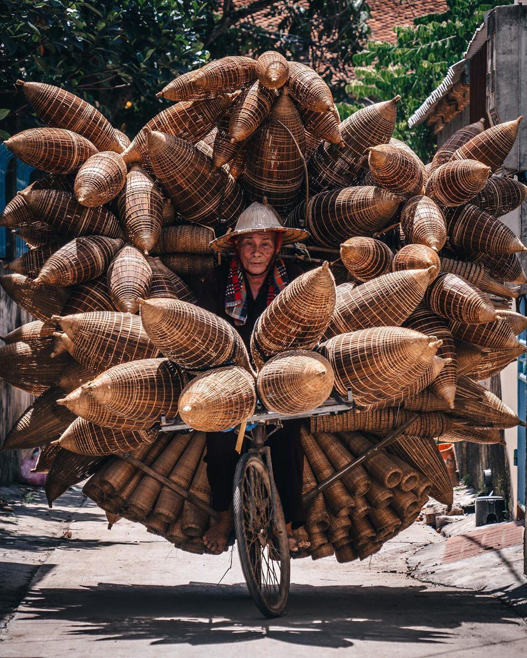  越南街头卖鱼篓的老人，来自摄影师Rkrkrk。 