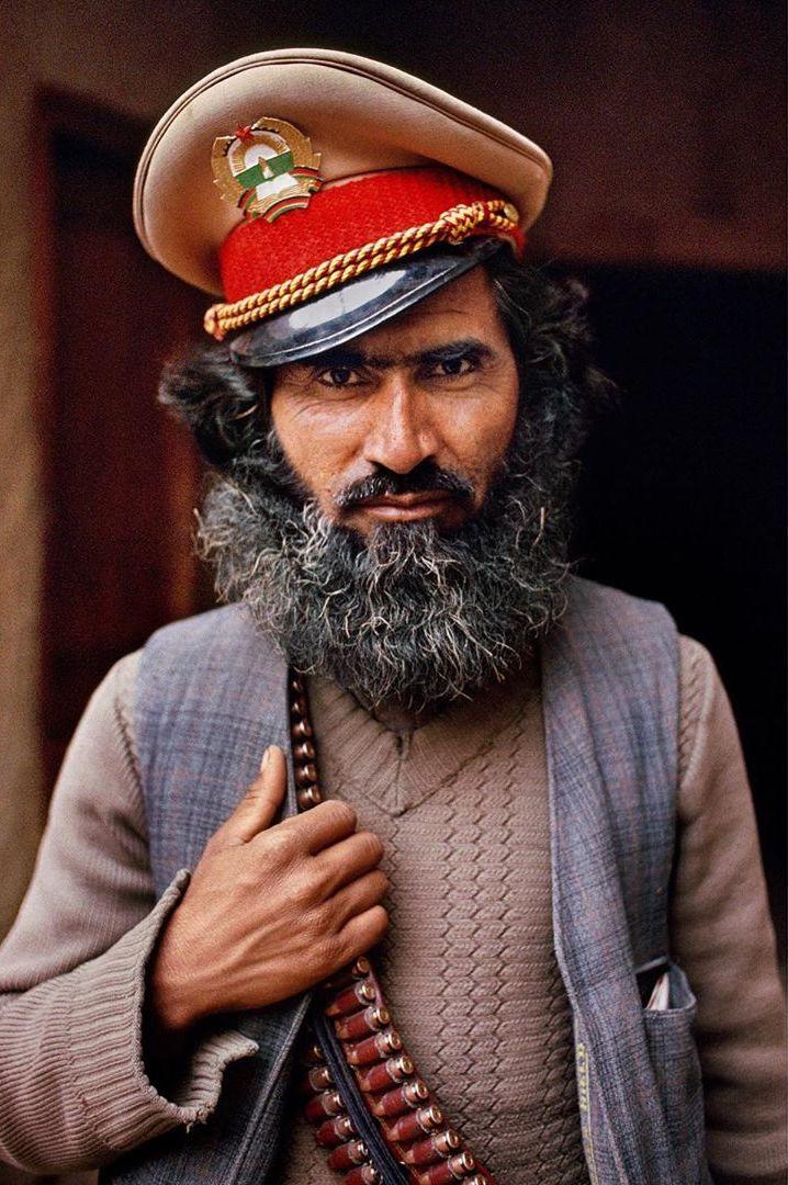 背着子弹带，戴着充公的警帽的士兵，Steve McCurry摄于1988年阿富汗贾拉拉巴德。