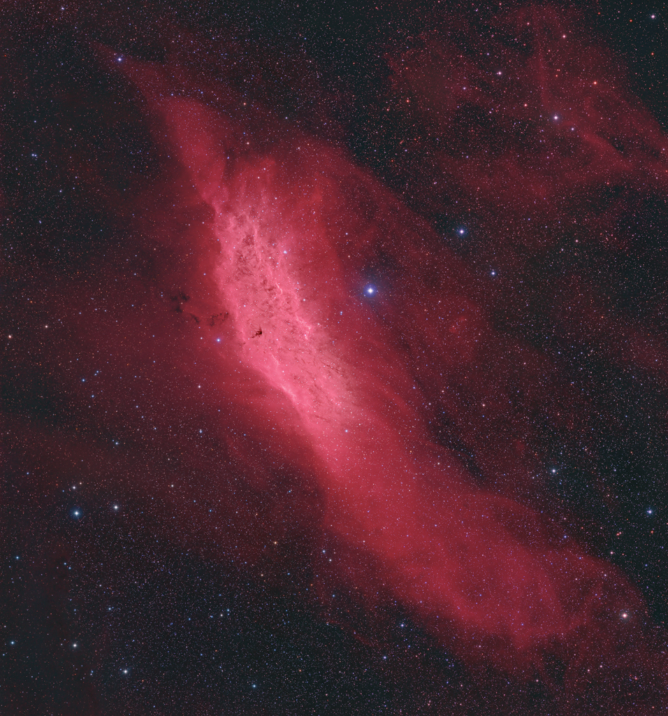  2019年8月28日<br />NGC 1499: 加州星雲 <br />影像提供與版權: Sara Wager <br />說明: 在銀河系獵戶臂內飄流的這朵宇宙雲，形狀恰好酷似美國西岸的加州，故有加州星雲的雅號。 而我們的太陽也位於銀河系的獵戶臂內，與加州星雲相距約1,500光年。 這團又名為NGC 1499的經典發射星雲，長度約有100光年。<br /> 