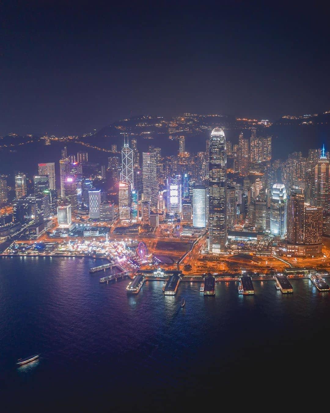 夜幕下俯瞰香港，来自摄影师Martin。 