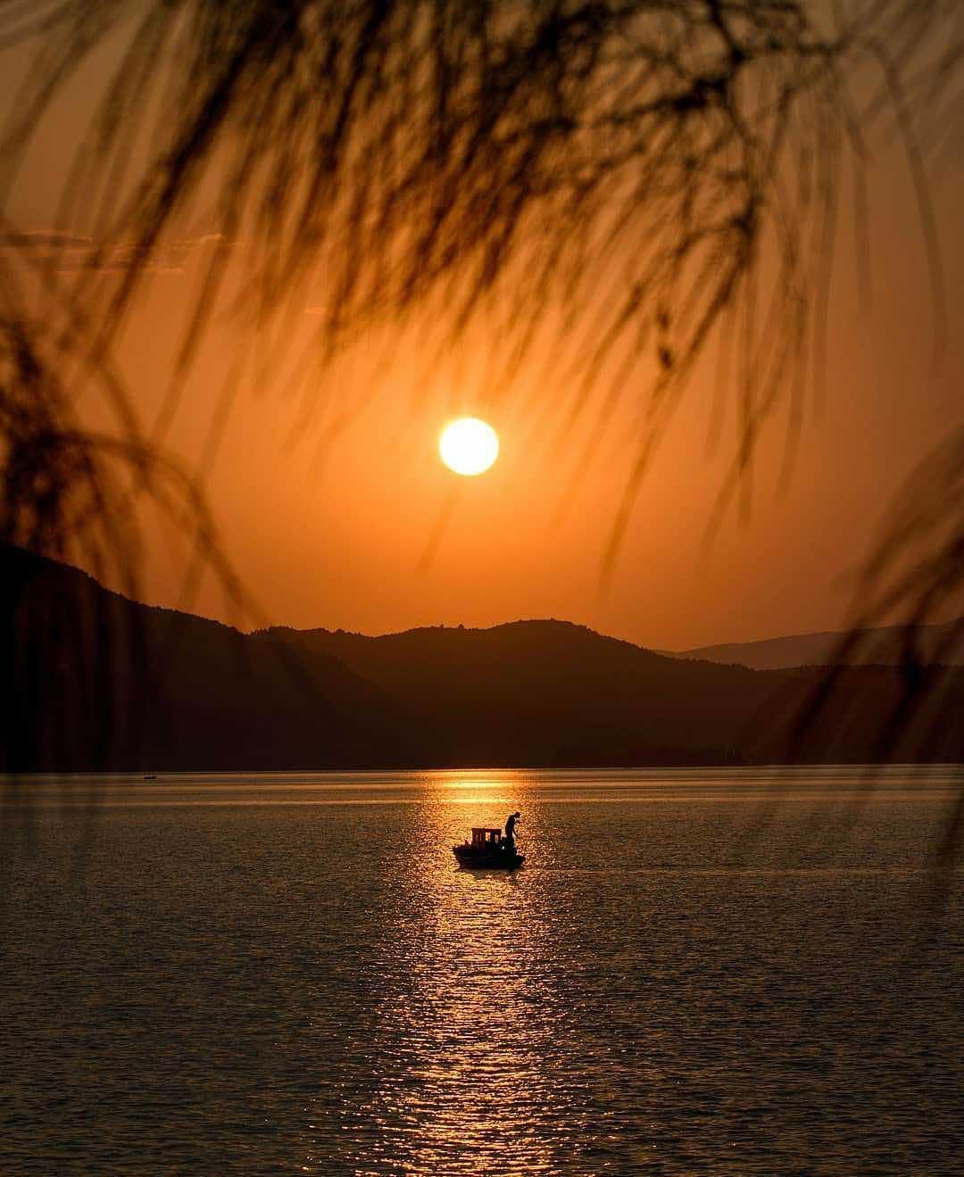 夕阳下的湖，来自摄影师Giannis Zaxarakis。 