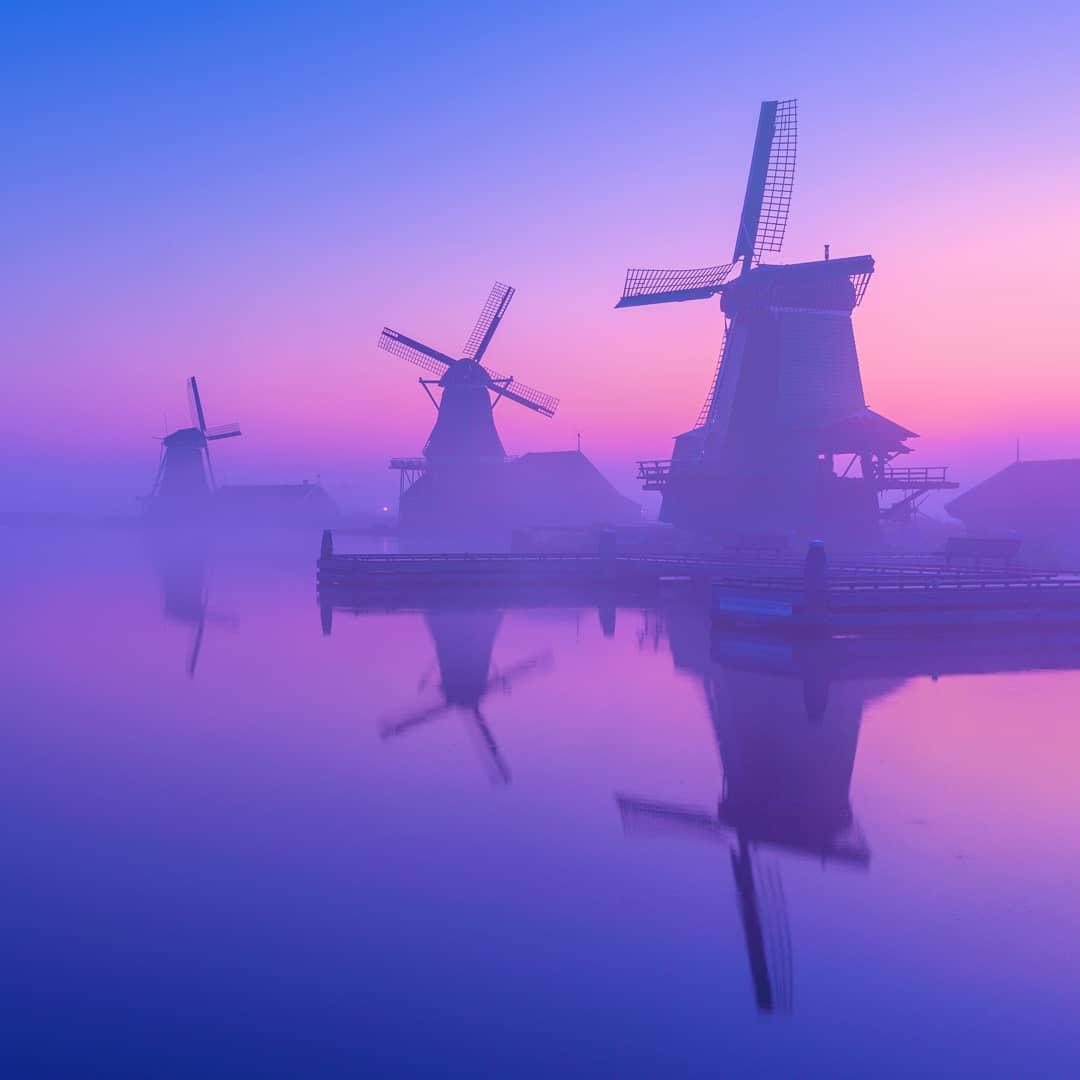  晨雾中的荷兰风车，来自摄影师Albert Dros。 