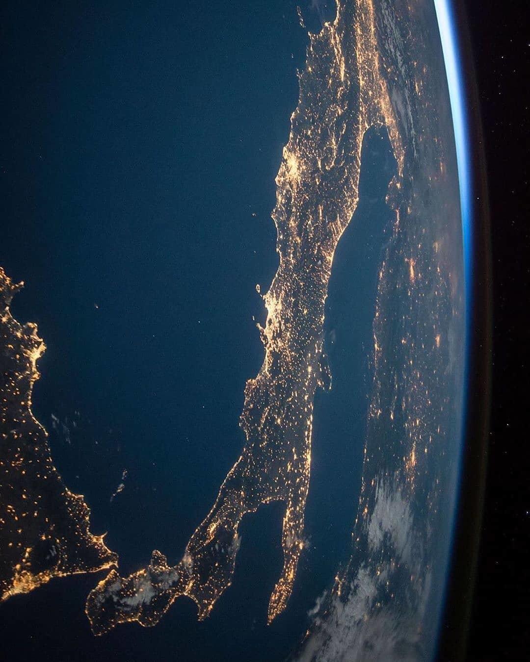  从太空俯瞰夜晚的意大利，来自NASA。 