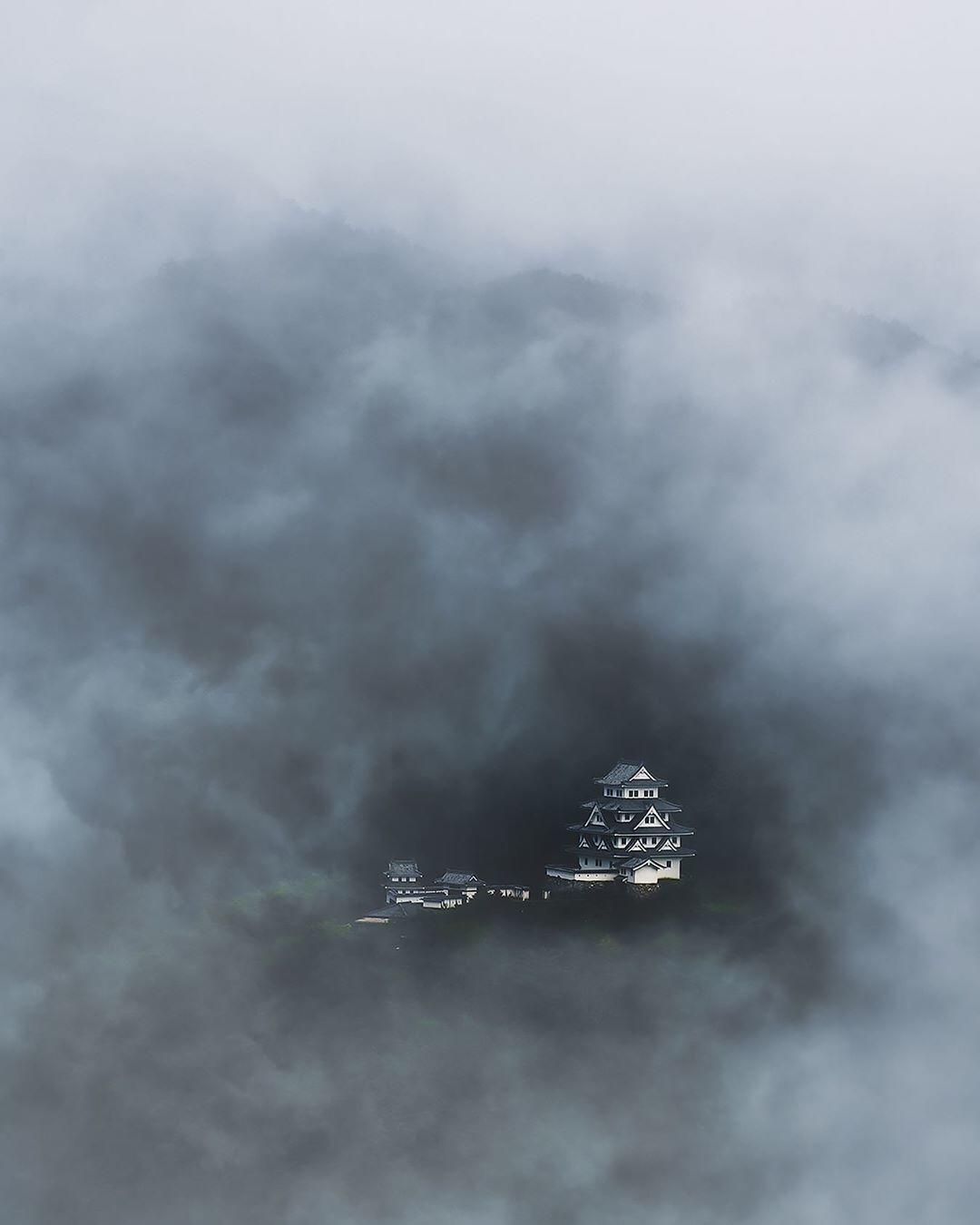  云雾中的日本郡上八幡城，来自摄影师Shinya。 