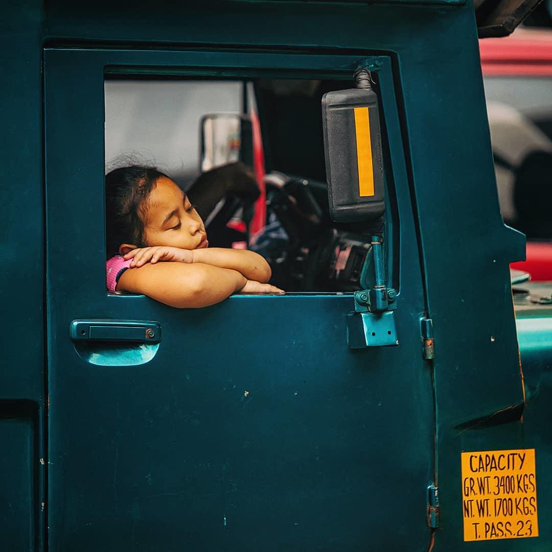  马尼拉街头睡着的孩子，来自摄影师Jilson Tiu。 