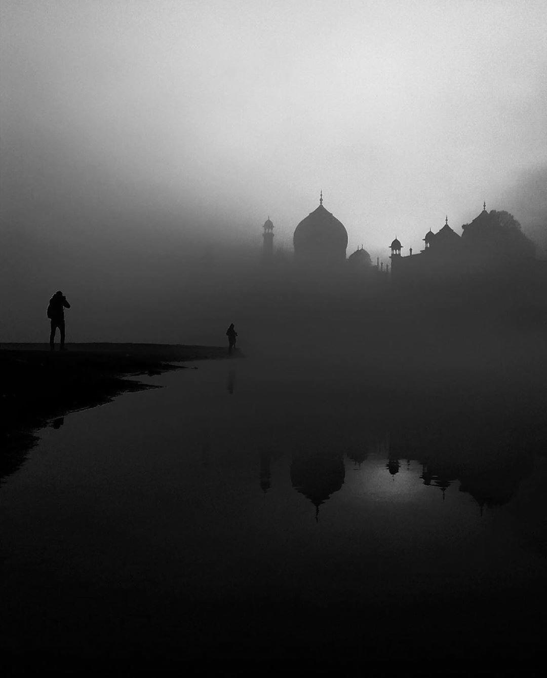  黑白镜头下的泰姬陵，来自摄影师Ek Rahgeer。 