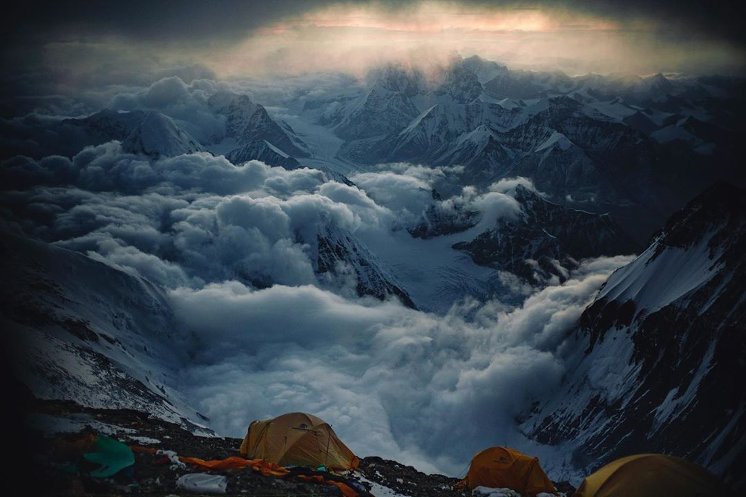  珠峰上的风光，来自摄影是Renan Ozturk。 