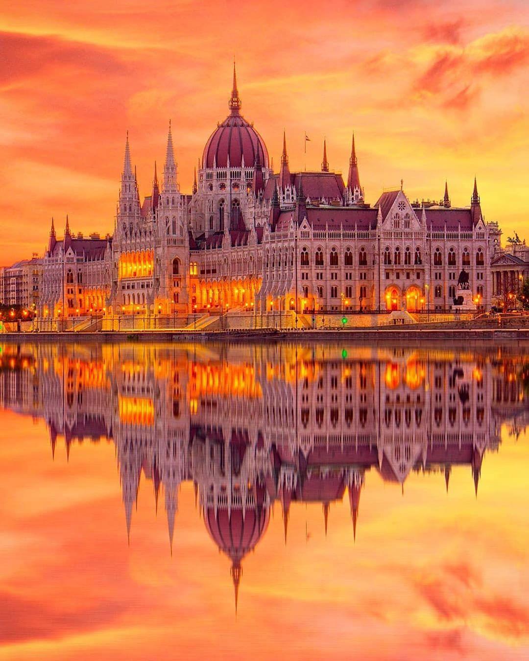  日出下的匈牙利布达佩斯国会大厦，来自摄影师Pol Albarran。 