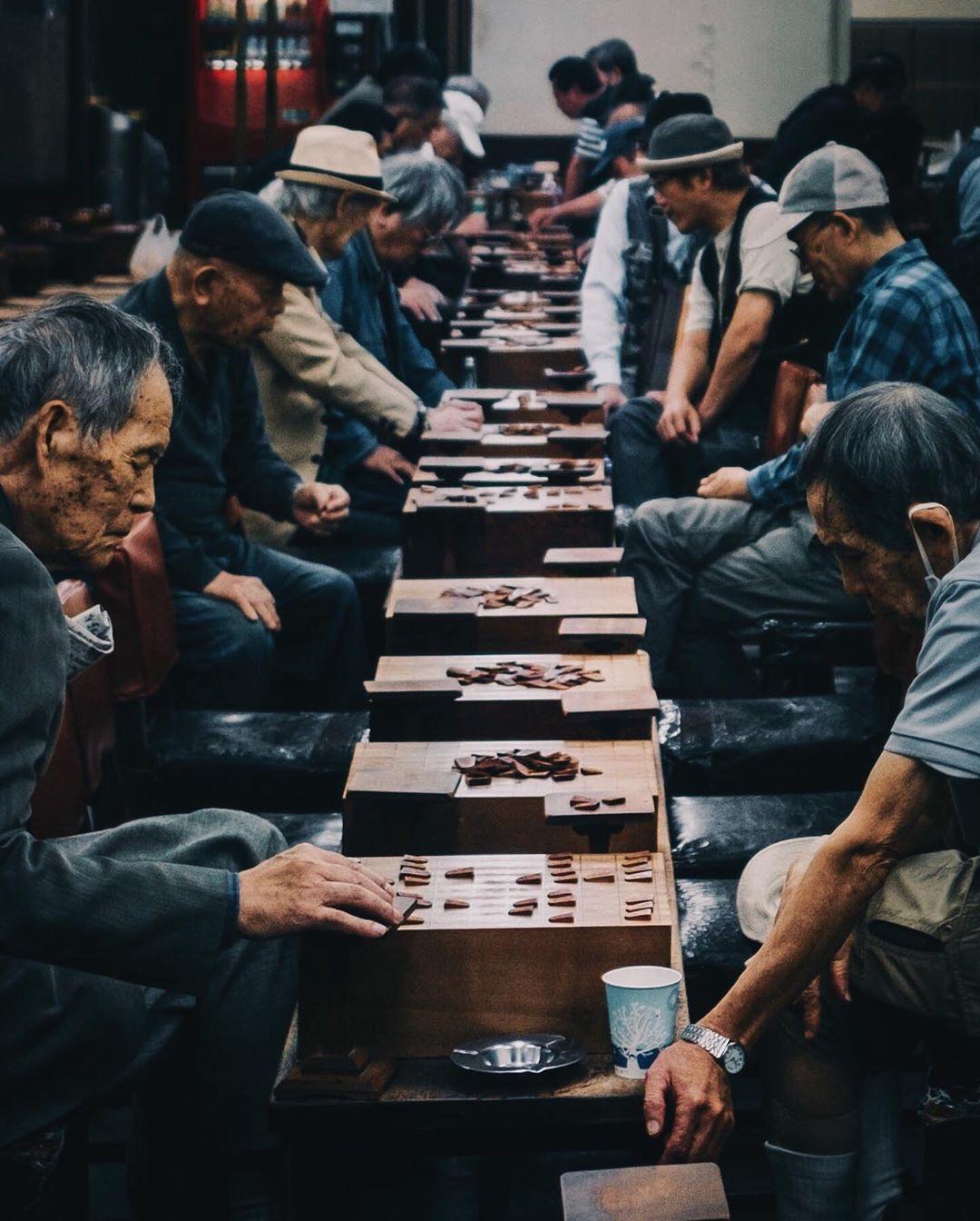  街头下棋的老人，Mizuki Tanaka摄于大阪。 