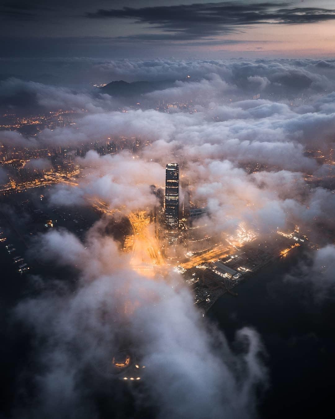 云雾笼罩的香港，来自摄影师Kelvin。 