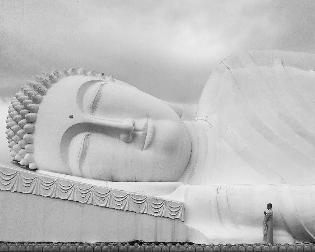 卧佛与僧人，来自摄影师Tran Tuan Viet。