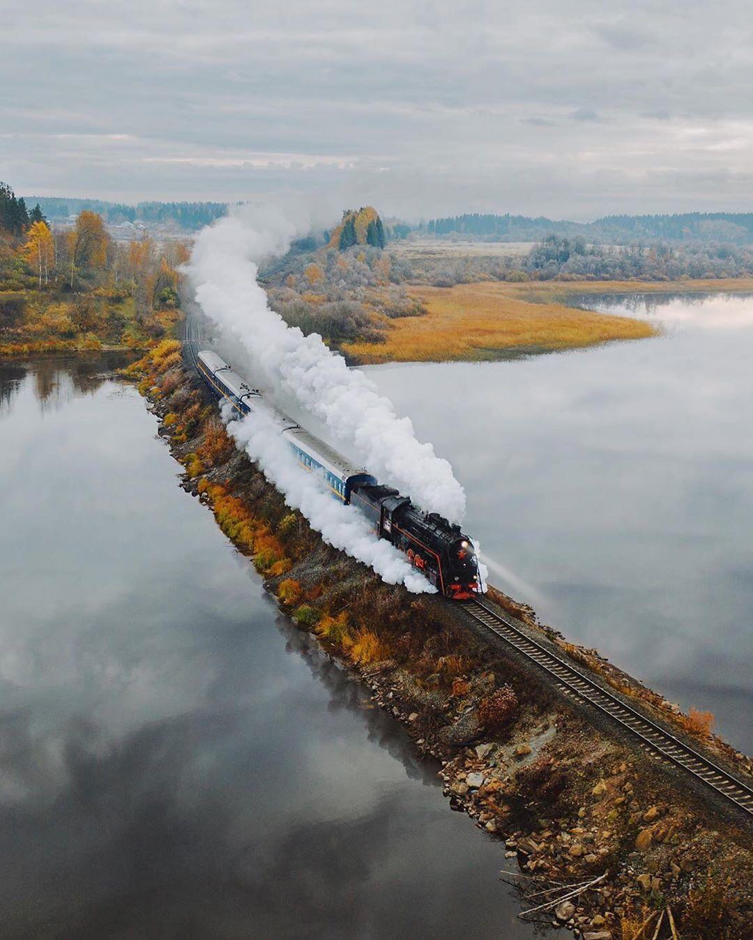  穿行在秋天的火车，Yaroslav Shuraev摄于俄罗斯圣彼得堡。 