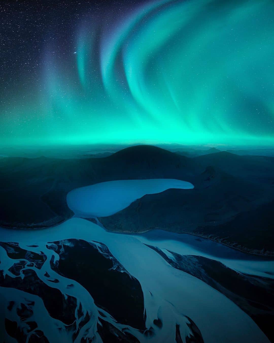  冰岛极光与河川，来自摄影师Cathsimard。 