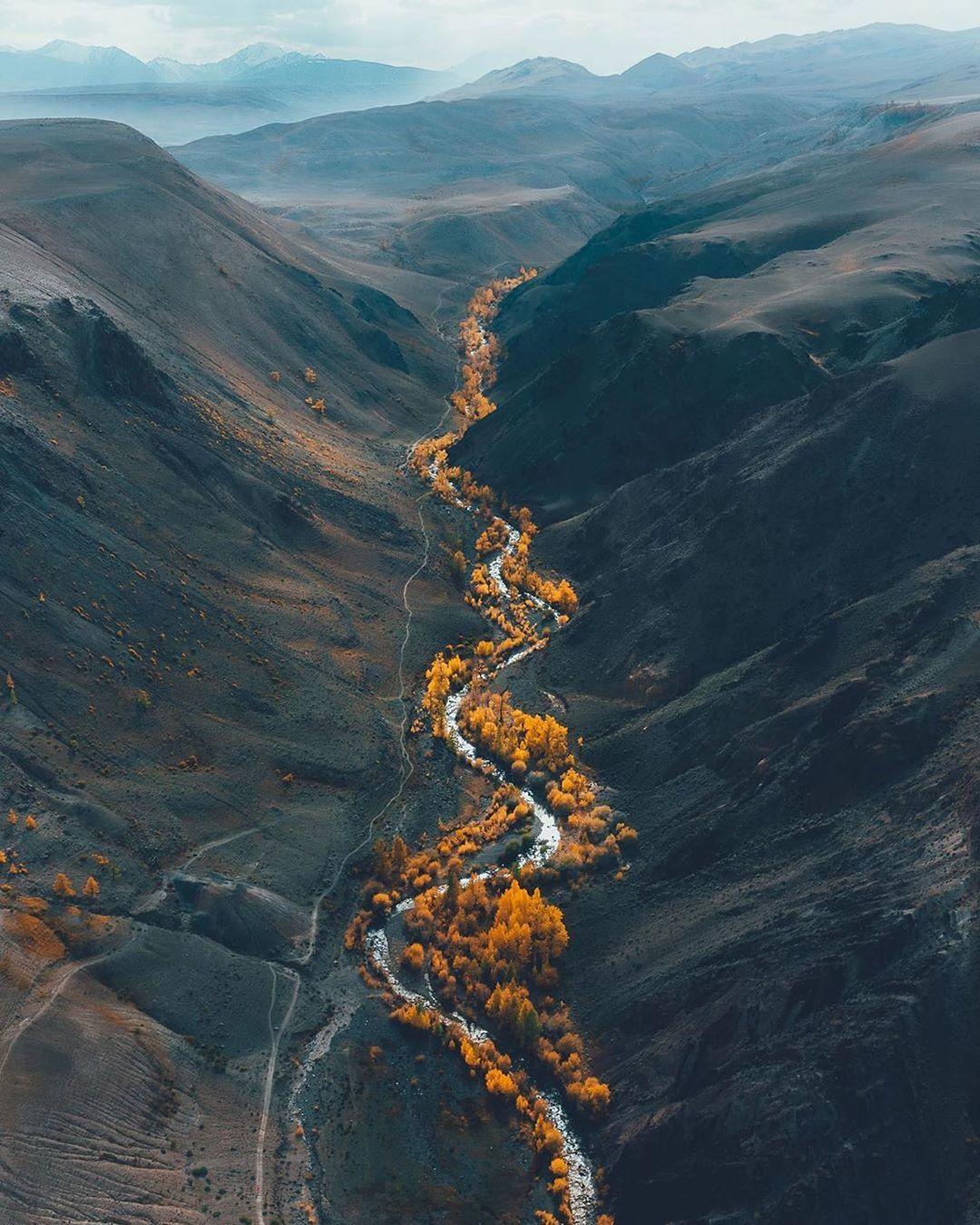  秋天的新疆阿尔泰河谷，来自摄影师Lennart Pagel。 