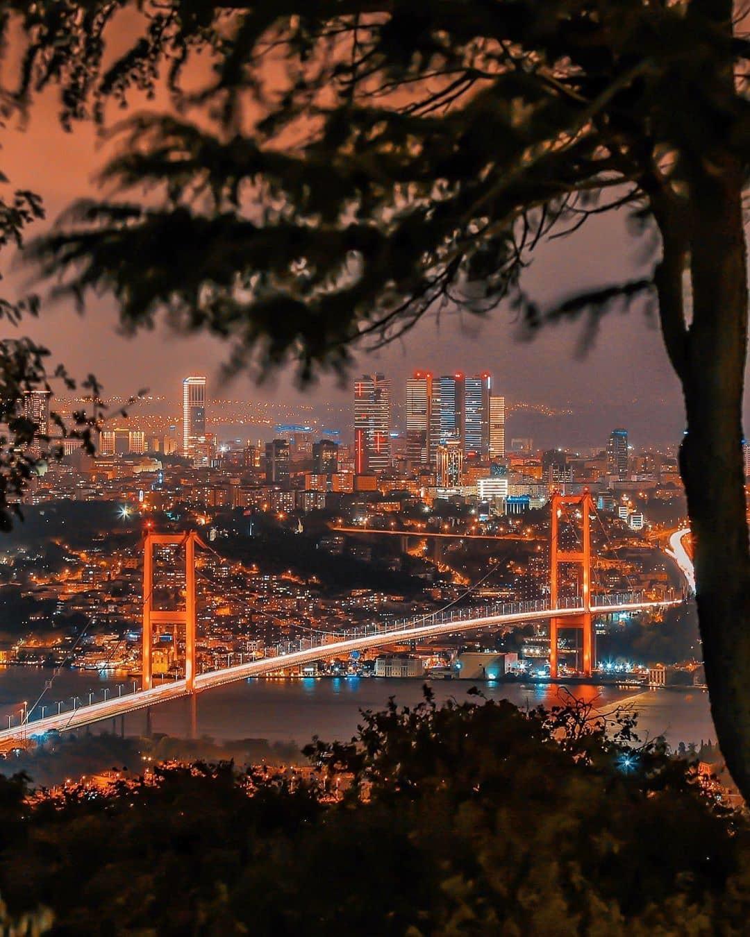  夜幕下的土耳其伊斯坦布尔，来自摄影师Eray Altay。 