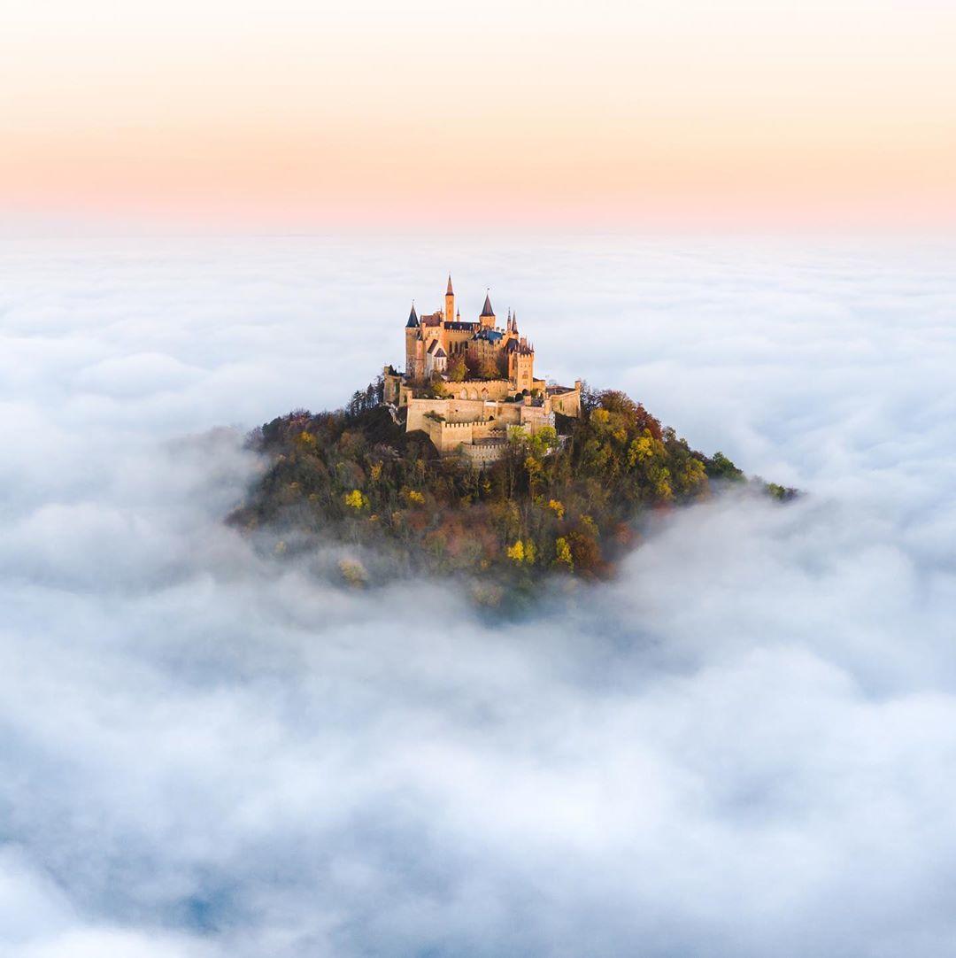  云上的霍亨索伦城堡，来自摄影师Dominic Lars。 