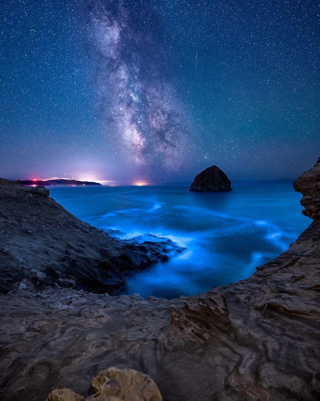  俄勒冈州海岸的星空，来自摄影师John Weatherby。 