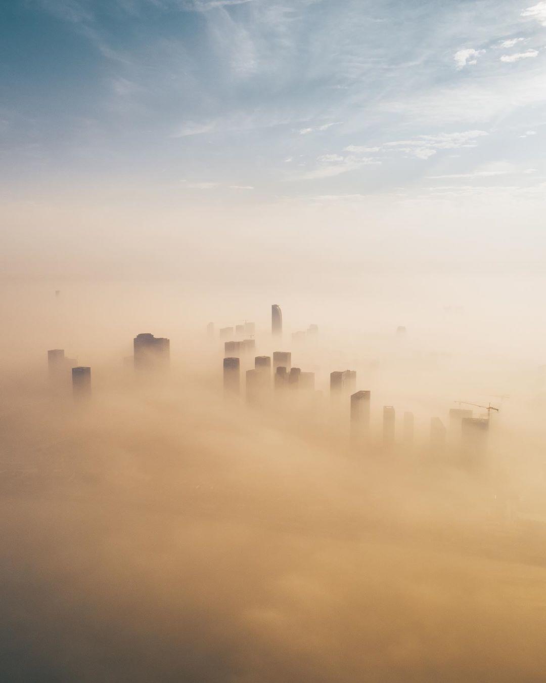 雾霭中的杭州，来自摄影师ShallWe。 