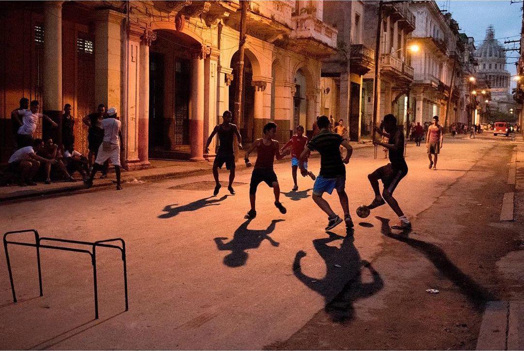  古巴街头踢足球的孩子，Steve McCurry摄于2014年哈瓦那。 