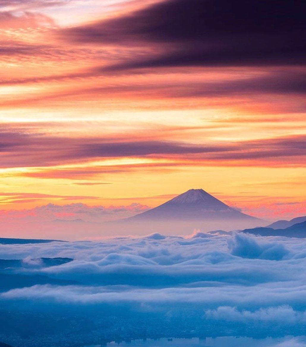  日落下的富士山，来自摄影师Minato Sakata。 
