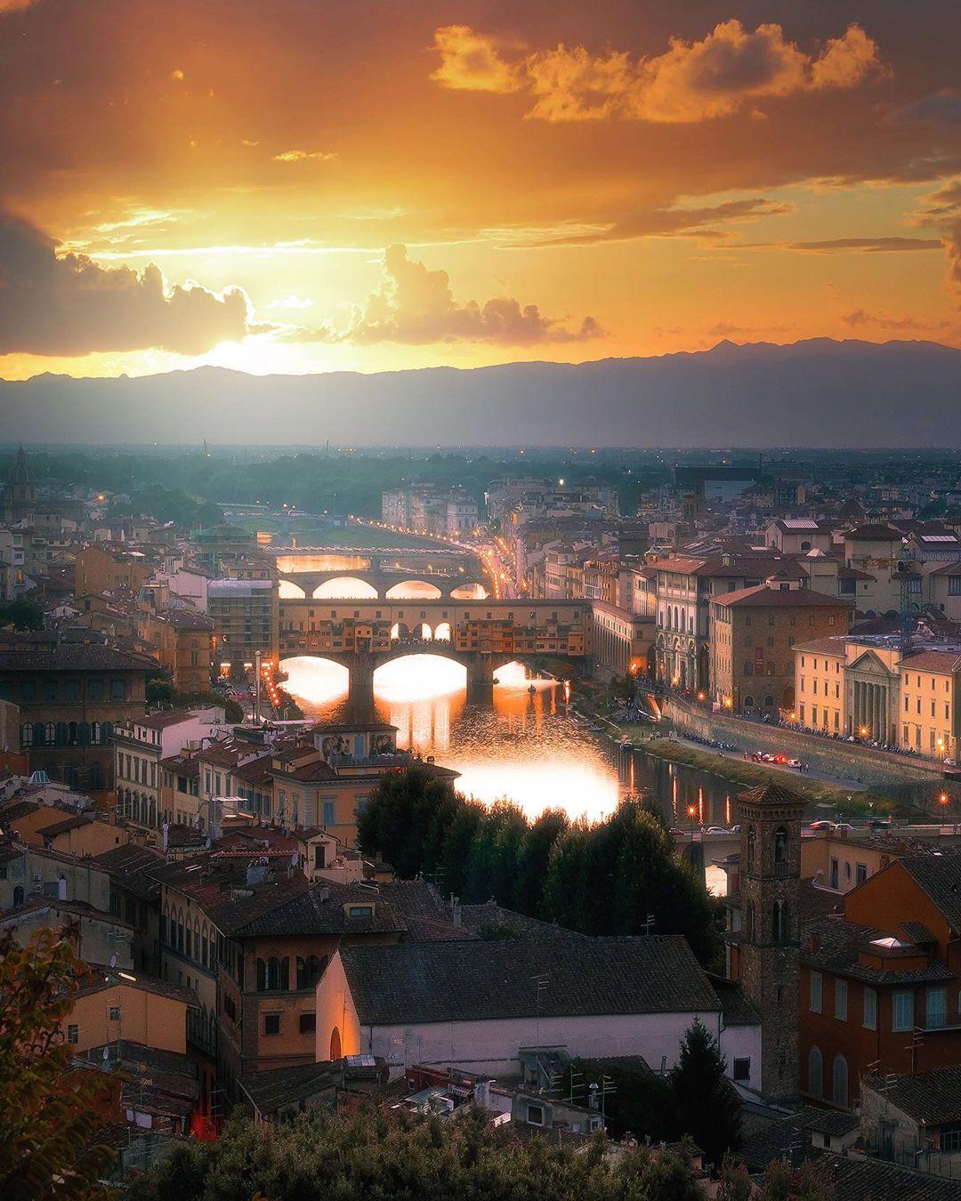  日落下的佛罗伦萨，来自摄影师DORIAN PELLUMBI。 