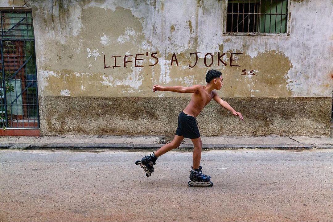  古巴哈瓦那街头轮滑的少年，来自摄影师Steve McCurry。 