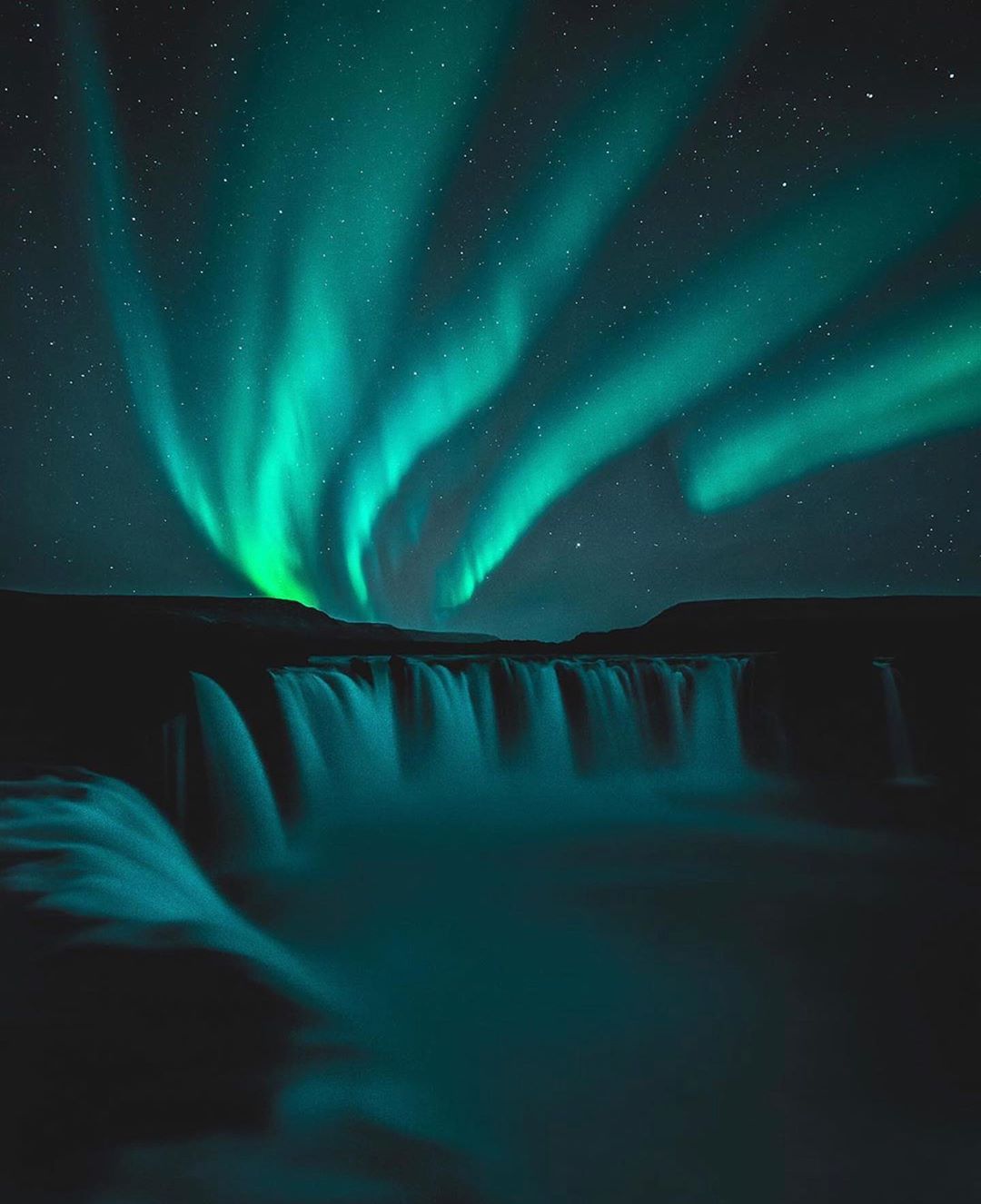  极光与瀑布，来自摄影师Garoar Olafsson。 