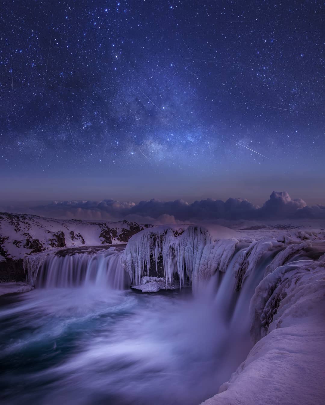  星空下的冰岛高莎瀑布，来自摄影师Brent Shavnore。 