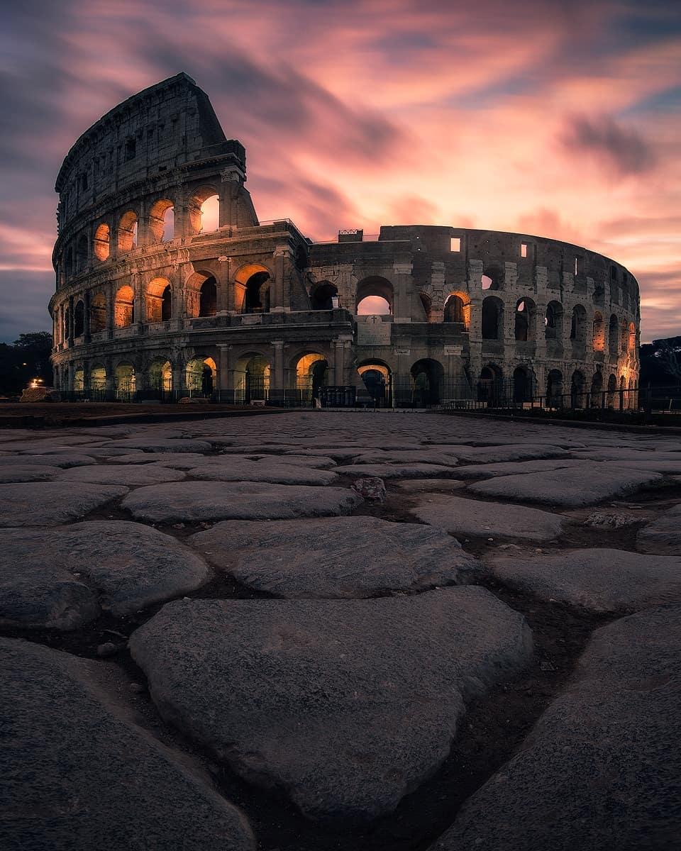  夕阳下的罗马斗兽场，来自摄影师Ross Schram。 
