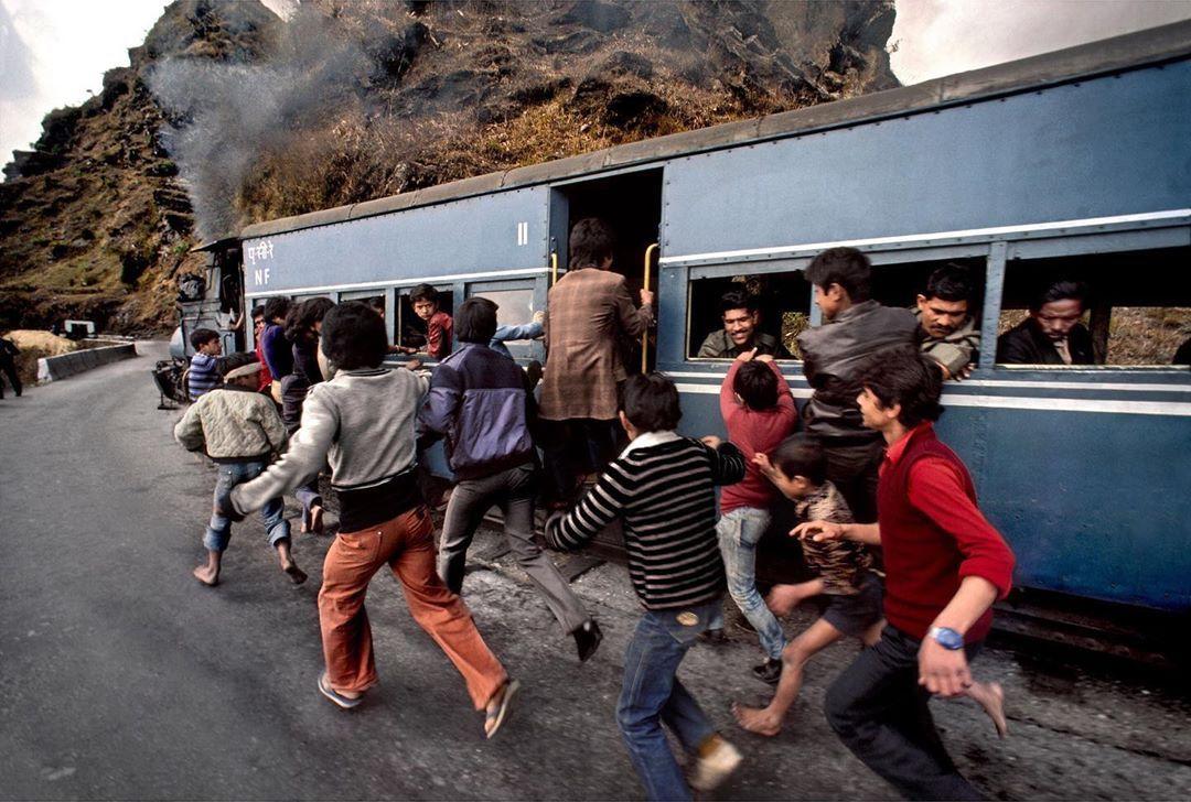 追逐火车的孩子，Steve McCurry摄于1983年印度。 