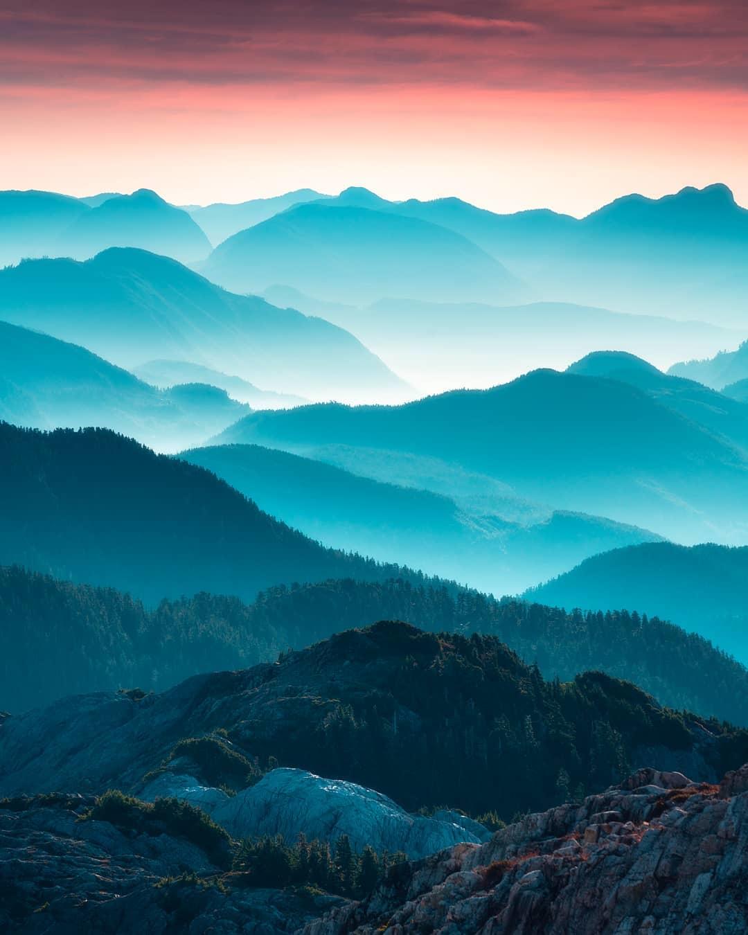  加拿大温哥华岛的山峦，来自摄影师Zach Doehler。 