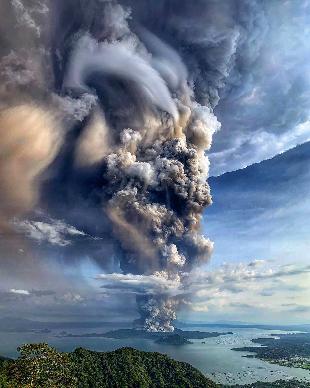 2020年1月12日喷发的菲律宾塔尔火山来自摄影师dantepamintuan