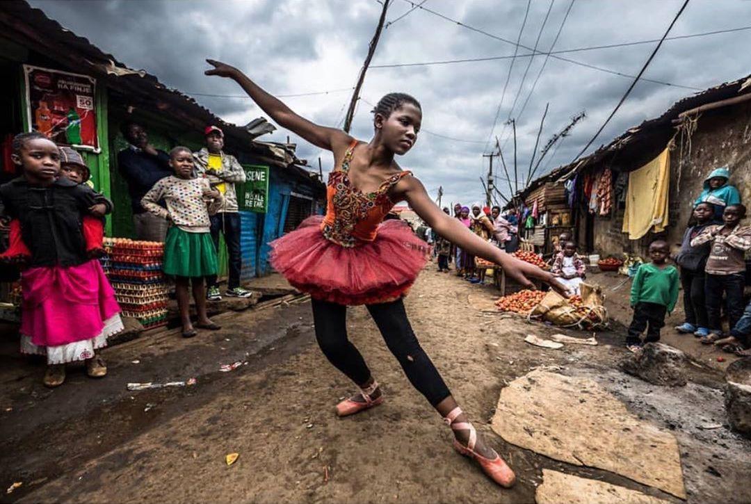  跳舞的女孩，Brian Otieno摄于基贝拉贫民窟。 