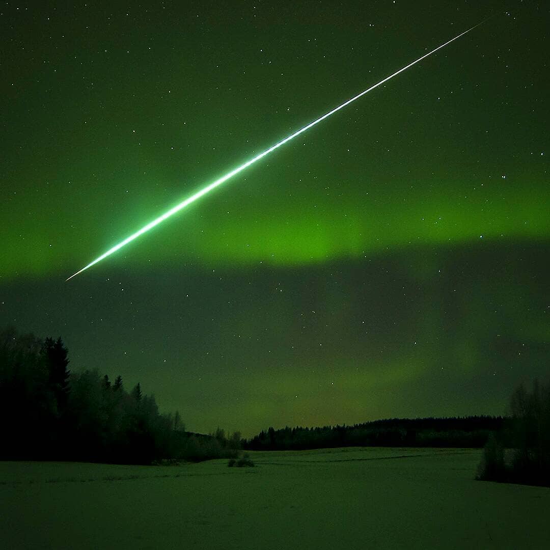  陨石与极光，来自摄影师Jon Johansson Nurse。 