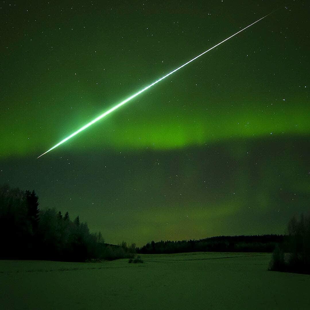  陨石与极光，来自摄影师Jon Johansson Nurse。 